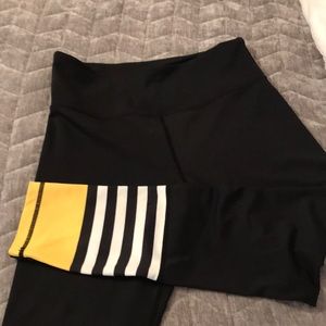 Zyia premium athletic legging. 8/10 bumblebee stripe